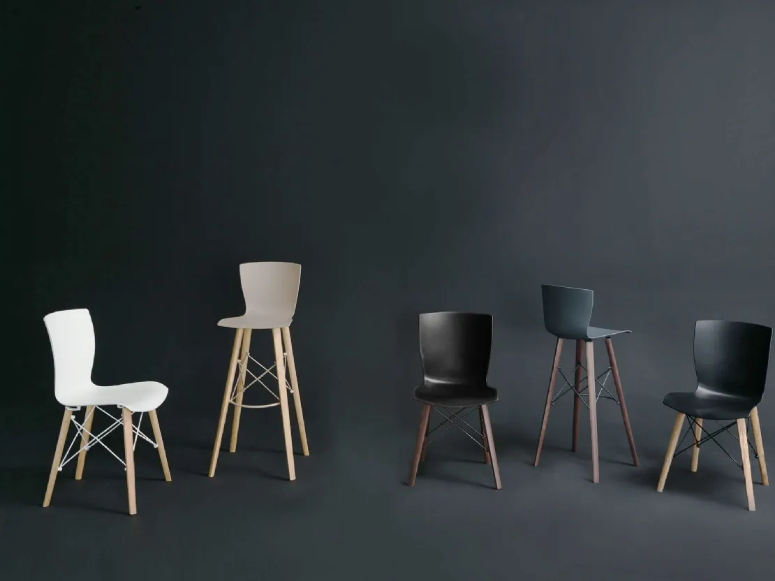 Sedia con struttura in legno di rovere smoke ed intreccio in acciaio verniciato, seduta realizzata in polipropilene soft touch Rap Wood di Colico