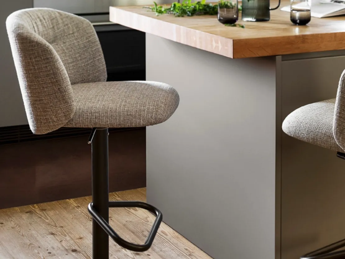 Sgabello Sweel in tessuto imbottito di Calligaris