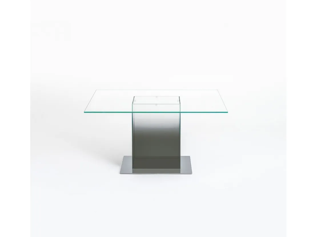 Tavolo quadrato Donald con top in cristallo e base in acciaio sormontata da un volume in cristallo trasparente colorato di Glas Italia