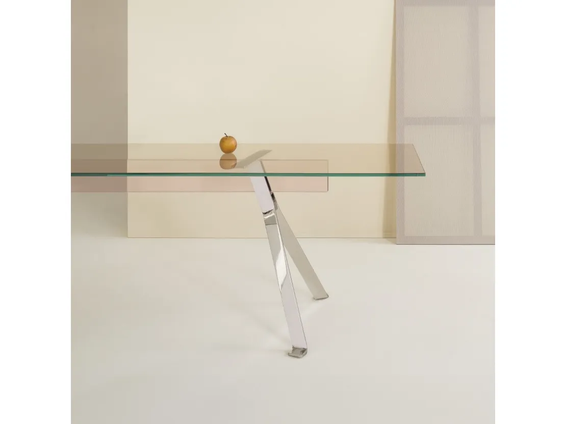 Tavolo Mari Cristal con top in cristallo e base composta da due cavalletti in acciaio inox di Glas Italia