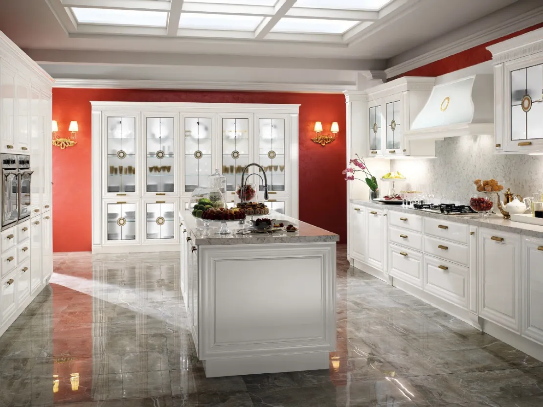 Cucina Classica con isola Imperiale in laccato Bianco Lucido di Le Cucine dei Mastri