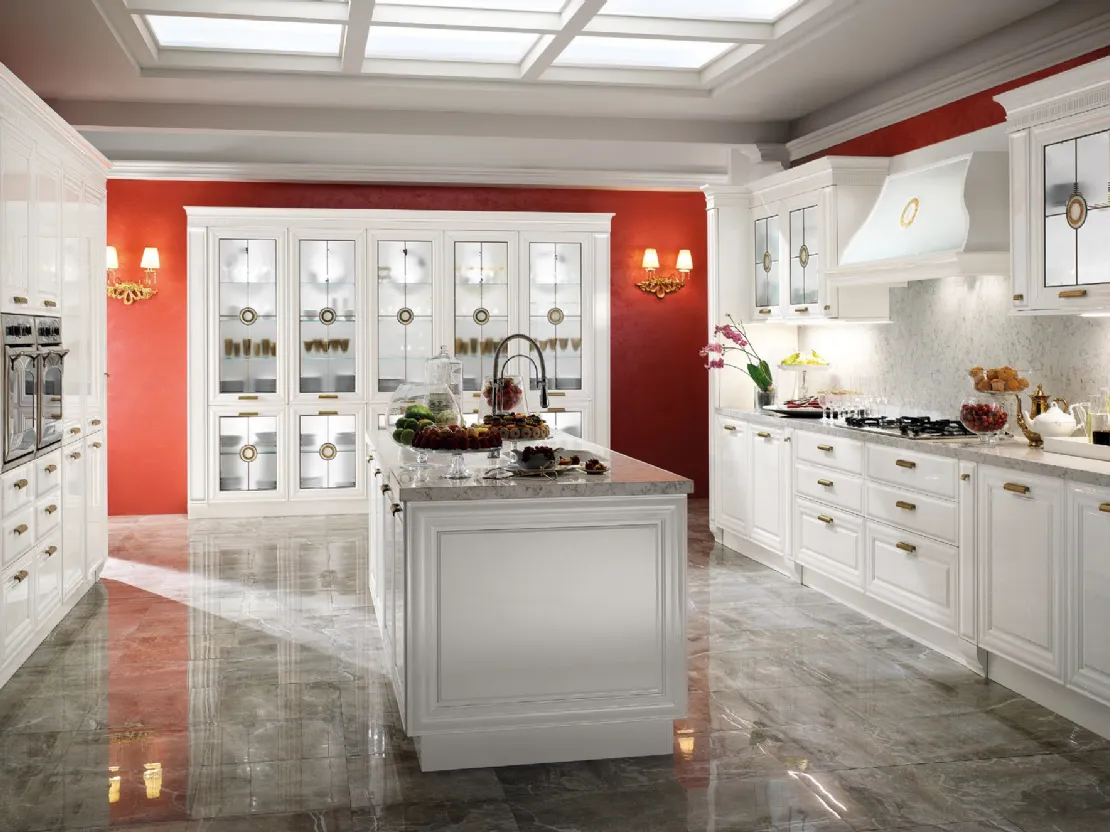 Cucina Classica con isola in laccato lucido Bianco e top in marmo Imperiale di Le Cucine dei Mastri