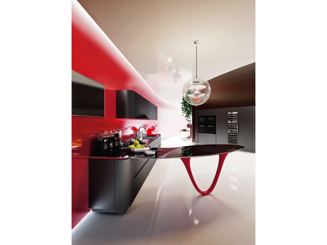 Cucina in laccato nero, marmo e finiture rosse Ola 25 L E di Snaidero
