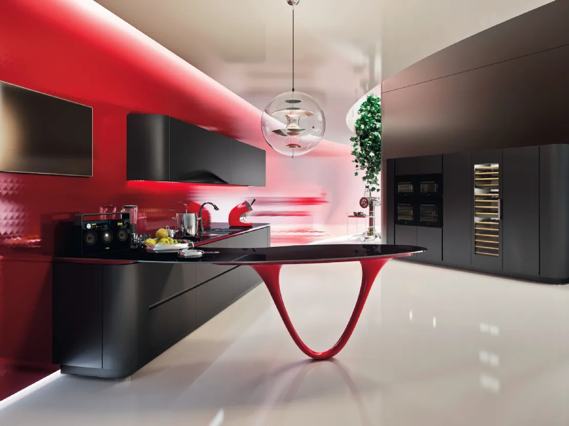 Cucina Design con penisola Ola Black in laccato nero e rosso di Snaidero