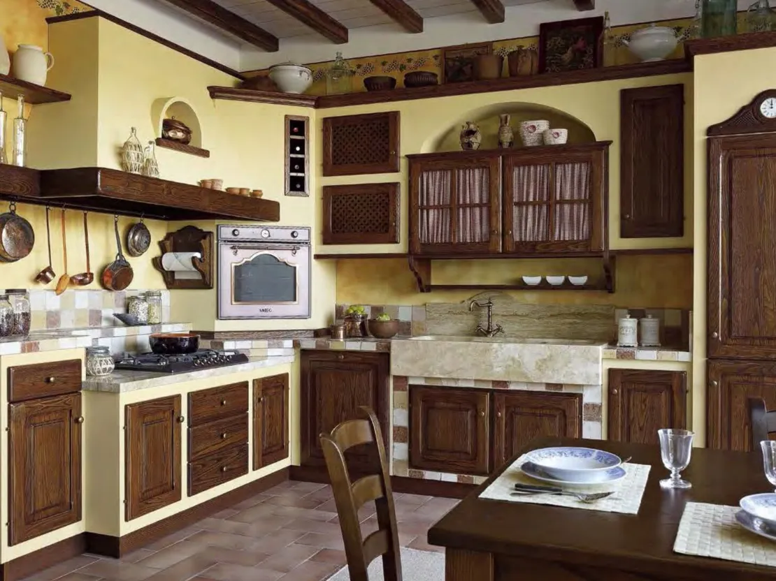 Cucina in Muratura ad angolo classica in finitura Castagno Spazzolato con top piastrellato mix 4 colori Mastro Cecco di Le Cucine dei Mastri