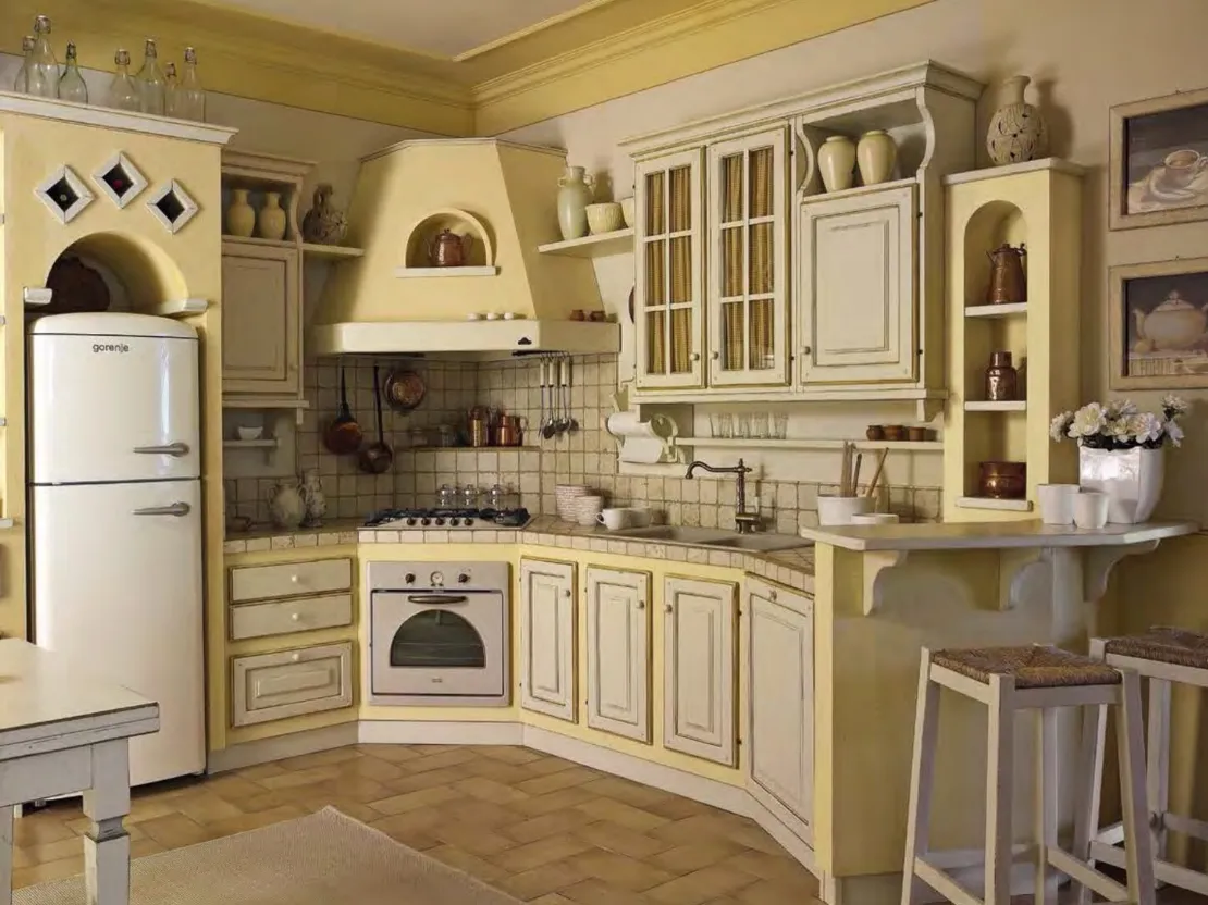 Cucina angolare in Muratura Mastro Dante in legno finitura Bianco Antico con bordo Giallo Le Cucine dei Mastri