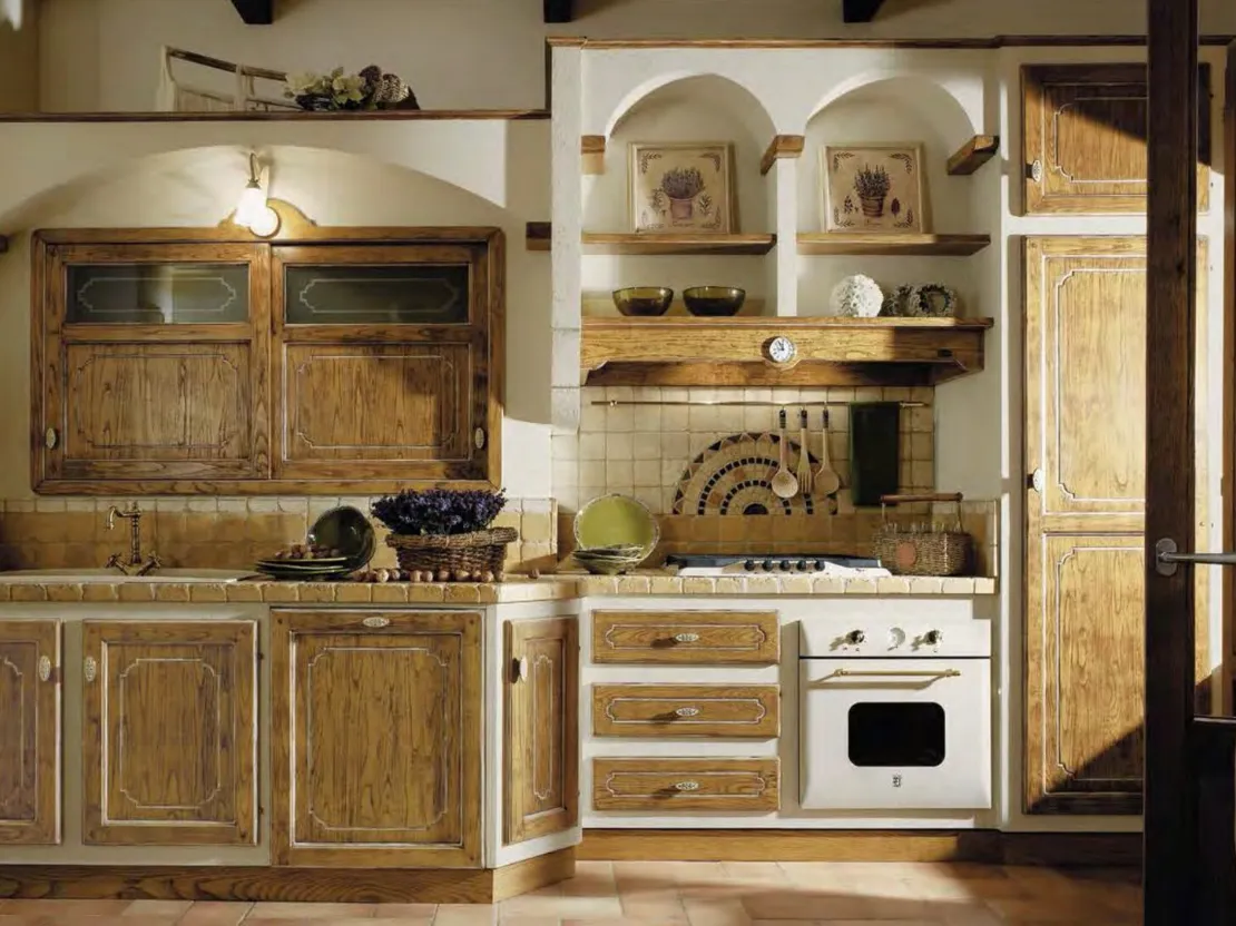 Cucina lineare in Muratura Mastro Nando in legno finitura Antiquariato di Le Cucine dei Mastri