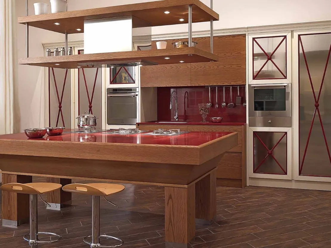 Cucina Moderna con isola in legno di frassino, top in laccato lucido rosso e ante in acciaio lucidato a specchio Hermitage di Le Cucine dei Mastri